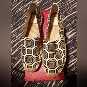 Women flat shoes very comfortable has some sequence new in the box